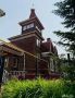 В поселке Южном под Барнаулом продают деревянную усадьбу с гостевым домом за 33 млн рублей, созданную по уникальному архитектурному проекту