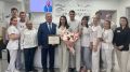 Председатель АКЗС вручил награду врачу из Барнаула Екатерине Серебряковой, которая спасла женщину в самолете