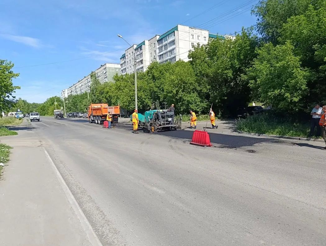 Дорожная служба проводит ремонт дорожного полотна на улице Антона Петрова и проспекте Коммунаров Дорожная служба проводит ремонт дорожного полотна на улице Антона Петрова и проспекте Коммунаров