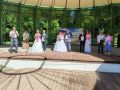 Накануне Дня семьи, любви и верности в парке культуры и отдыха «Изумрудный» состоялась торжественная церемония бракосочетания трех барнаульских пар