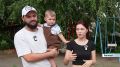 «Чтобы ребёнку было с кем играть»: барнаульская семья своими силами восстановила заброшенную детскую площадку