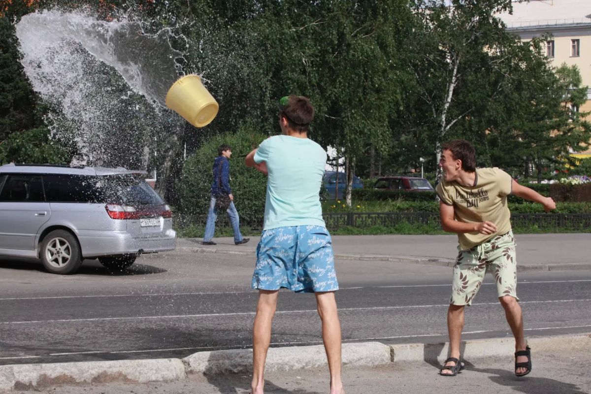7 июля – единственный день в году, когда облить соседа водой было не хулиганством, а веселой традицией 7 июля – единственный день в году, когда облить соседа водой было не хулиганством, а веселой традицией