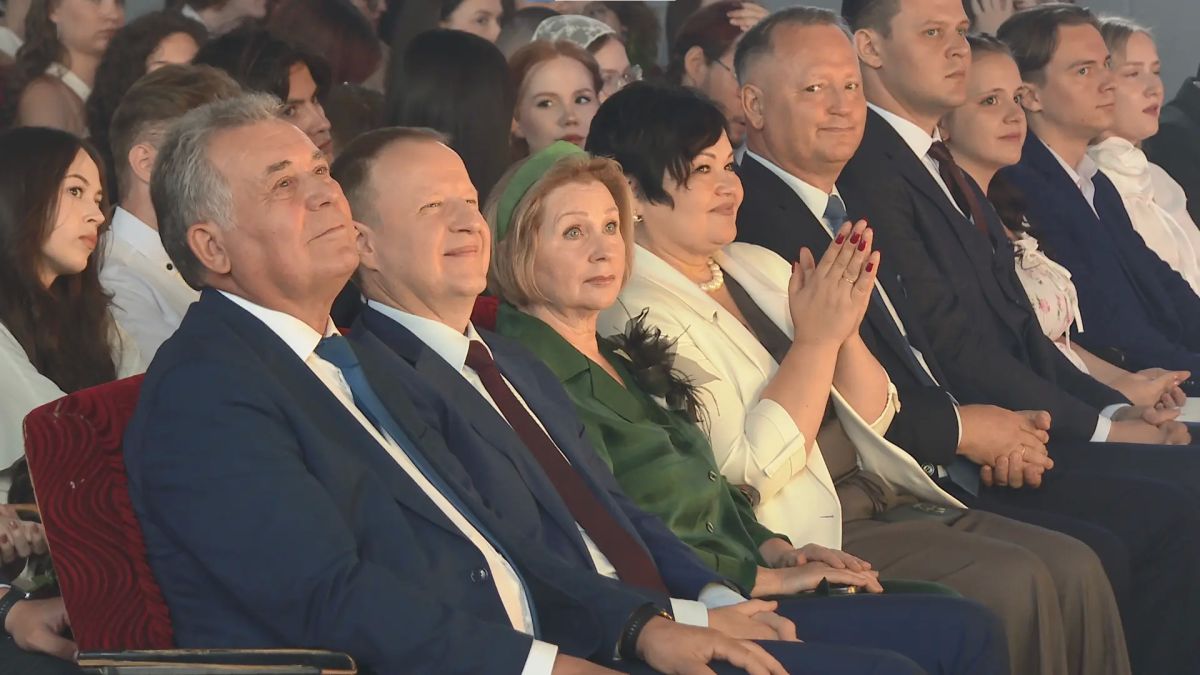 Лучшим выпускникам АлтГПУ вручили красные дипломы Лучшим выпускникам АлтГПУ вручили красные дипломы