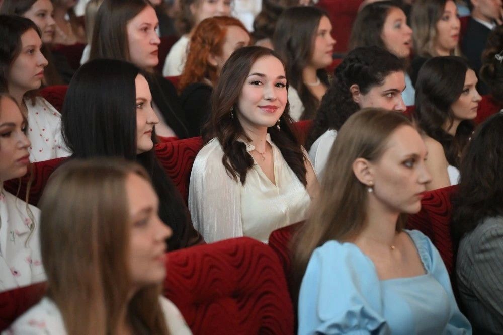 Александр Романенко вручил дипломы особо отличившимся выпускникам педагогического университета Александр Романенко вручил дипломы особо отличившимся выпускникам педагогического университета