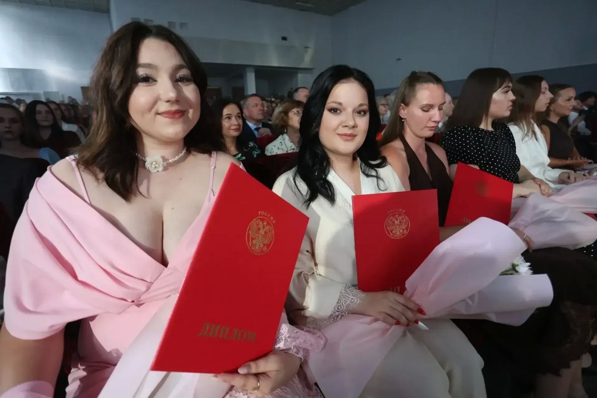 Дипломы с отличием получили выпускники Алтайского государственного педагогического университета Дипломы с отличием получили выпускники Алтайского государственного педагогического университета
