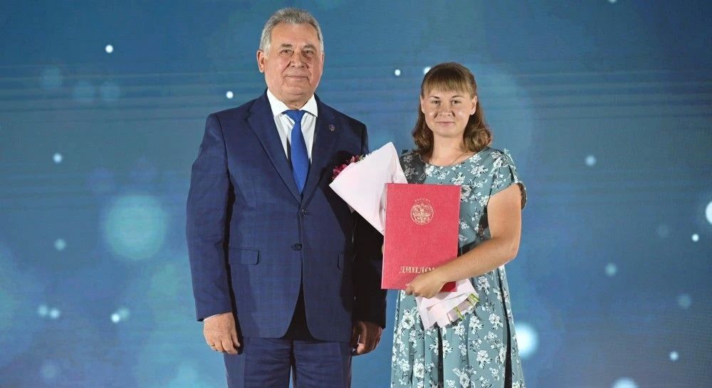 Александр Романенко вручил дипломы особо отличившимся выпускникам педагогического университета Александр Романенко вручил дипломы особо отличившимся выпускникам педагогического университета