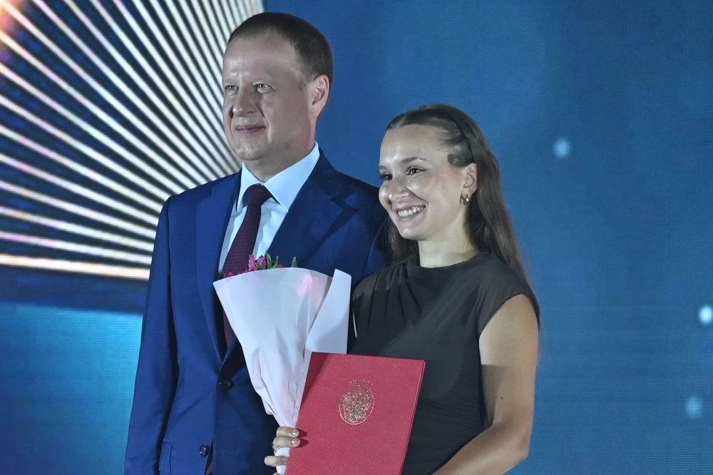 Александр Романенко вручил дипломы особо отличившимся выпускникам педагогического университета Александр Романенко вручил дипломы особо отличившимся выпускникам педагогического университета