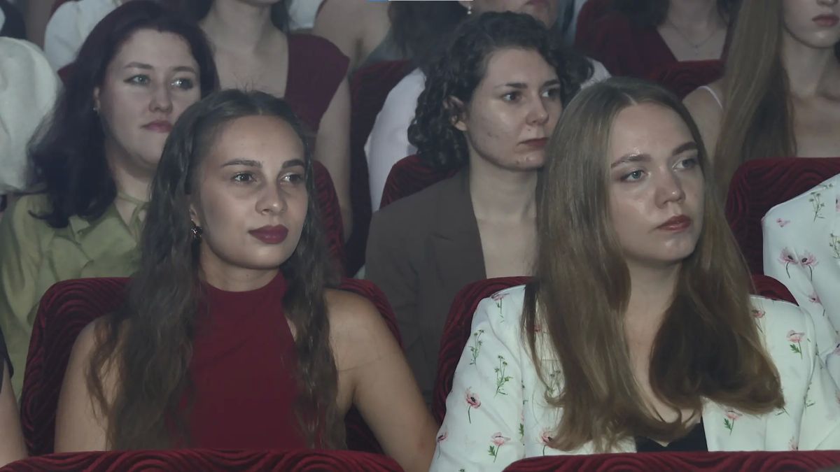 Лучшим выпускникам АлтГПУ вручили красные дипломы Лучшим выпускникам АлтГПУ вручили красные дипломы