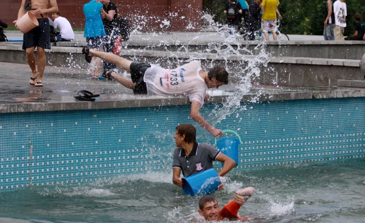 7 июля – единственный день в году, когда облить соседа водой было не хулиганством, а веселой традицией 7 июля – единственный день в году, когда облить соседа водой было не хулиганством, а веселой традицией