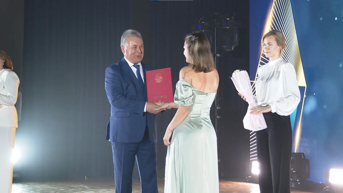 Лучшим выпускникам АлтГПУ вручили красные дипломы Лучшим выпускникам АлтГПУ вручили красные дипломы