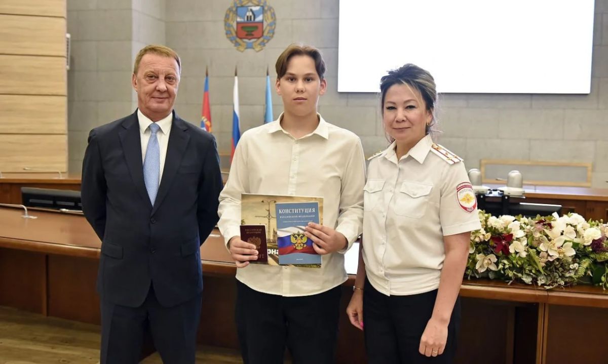 Вячеслав Франк вручил первые паспорта 14-летним барнаульцам Вячеслав Франк вручил первые паспорта 14-летним барнаульцам