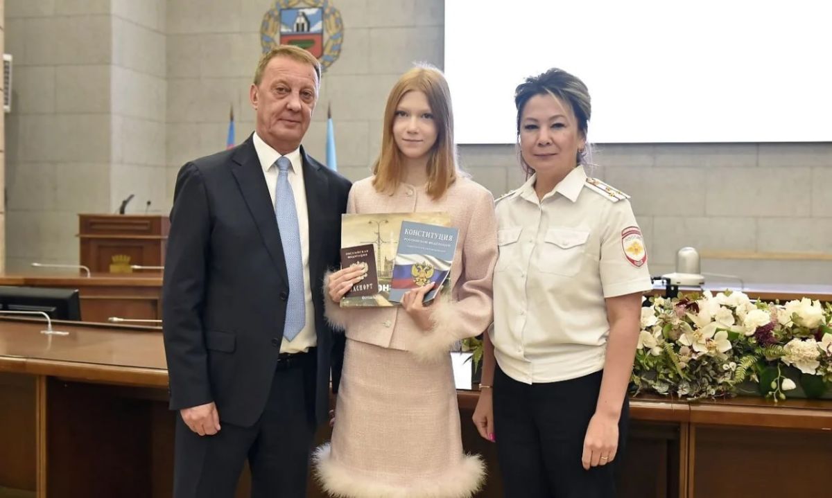 Вячеслав Франк вручил первые паспорта 14-летним барнаульцам Вячеслав Франк вручил первые паспорта 14-летним барнаульцам