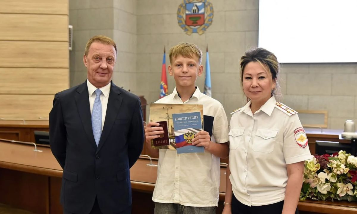 Вячеслав Франк вручил первые паспорта 14-летним барнаульцам Вячеслав Франк вручил первые паспорта 14-летним барнаульцам