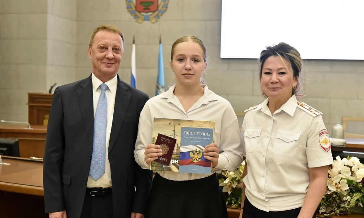 Вячеслав Франк вручил первые паспорта 14-летним барнаульцам Вячеслав Франк вручил первые паспорта 14-летним барнаульцам