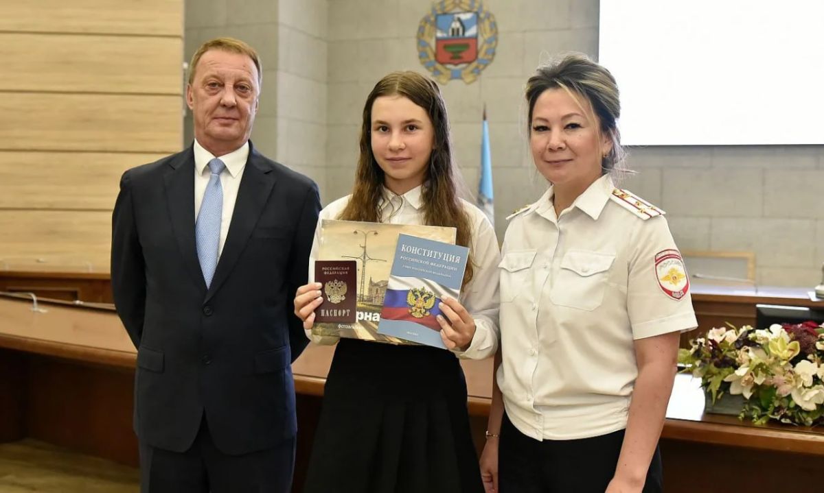Вячеслав Франк вручил первые паспорта 14-летним барнаульцам Вячеслав Франк вручил первые паспорта 14-летним барнаульцам