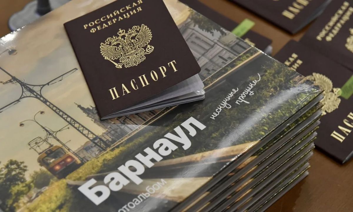 Вячеслав Франк вручил первые паспорта 14-летним барнаульцам Вячеслав Франк вручил первые паспорта 14-летним барнаульцам