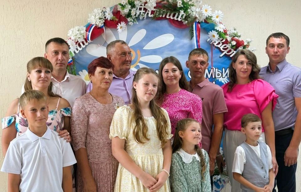 32 семьи Алтайского края получили медали "За любовь и верность" 32 семьи Алтайского края получили медали "За любовь и верность"