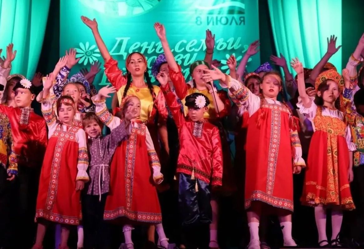Празднование Дня семьи, любви и верности в Бийске прошло на нескольких городских площадках Празднование Дня семьи, любви и верности в Бийске прошло на нескольких городских площадках