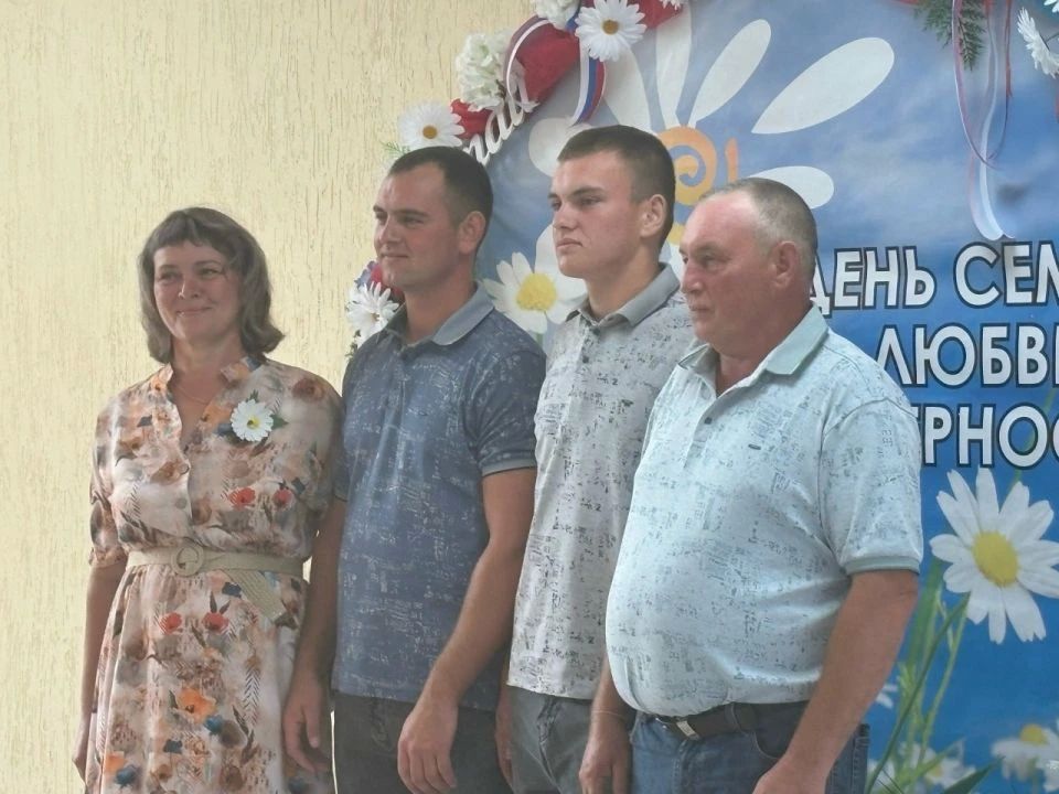 32 семьи Алтайского края получили медали "За любовь и верность" 32 семьи Алтайского края получили медали "За любовь и верность"