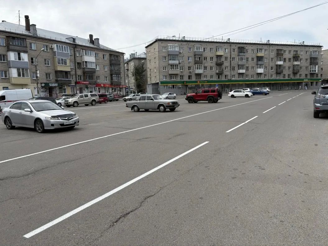В Барнауле продолжаются работы по нанесению дорожной разметки