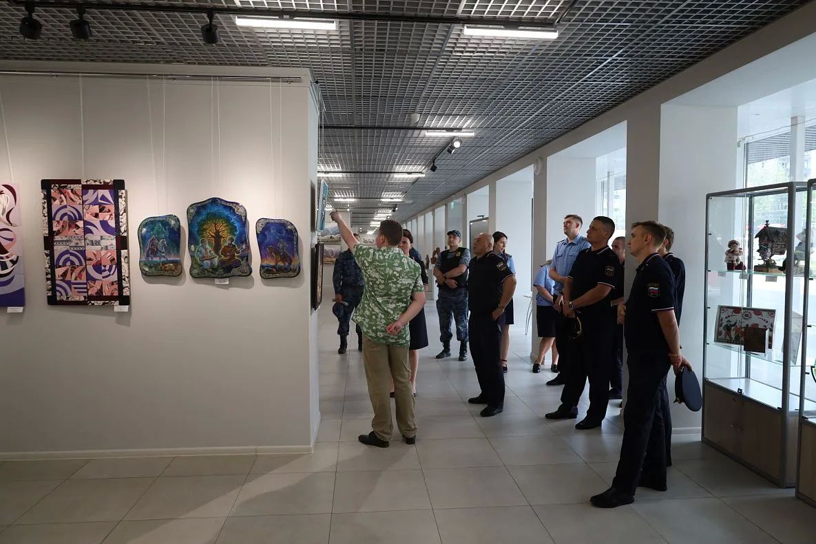 Сотрудники Главного управления Федеральной службы судебных приставов по Алтайскому краю посетили выставку «Под небом единым» в выставочном зале музея «Город» Сотрудники Главного управления Федеральной службы судебных приставов по Алтайскому краю посетили выставку «Под небом единым» в выставочном зале музея «Город»