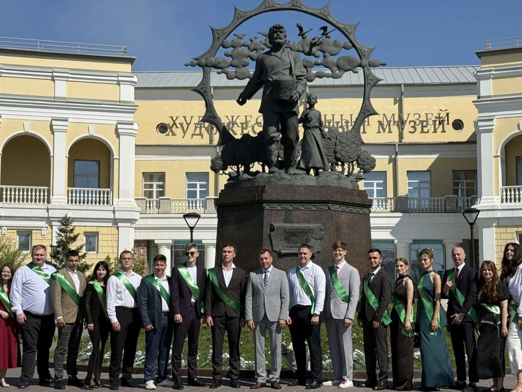 Выпускники аграрного университета возложили цветы к памятнику переселенцам на Алтай