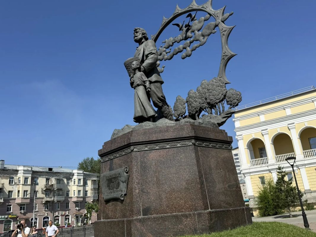 Выпускники аграрного университета возложили цветы к памятнику переселенцам на Алтай Выпускники аграрного университета возложили цветы к памятнику переселенцам на Алтай