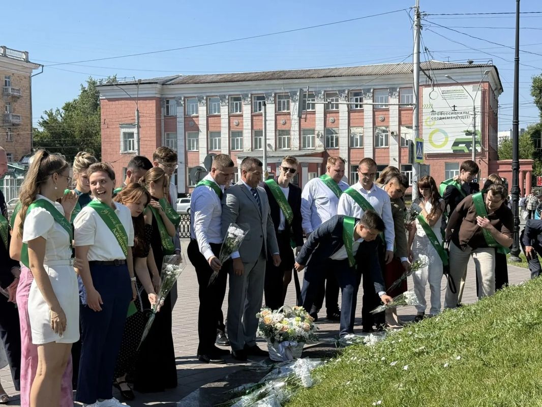 Выпускники аграрного университета возложили цветы к памятнику переселенцам на Алтай Выпускники аграрного университета возложили цветы к памятнику переселенцам на Алтай