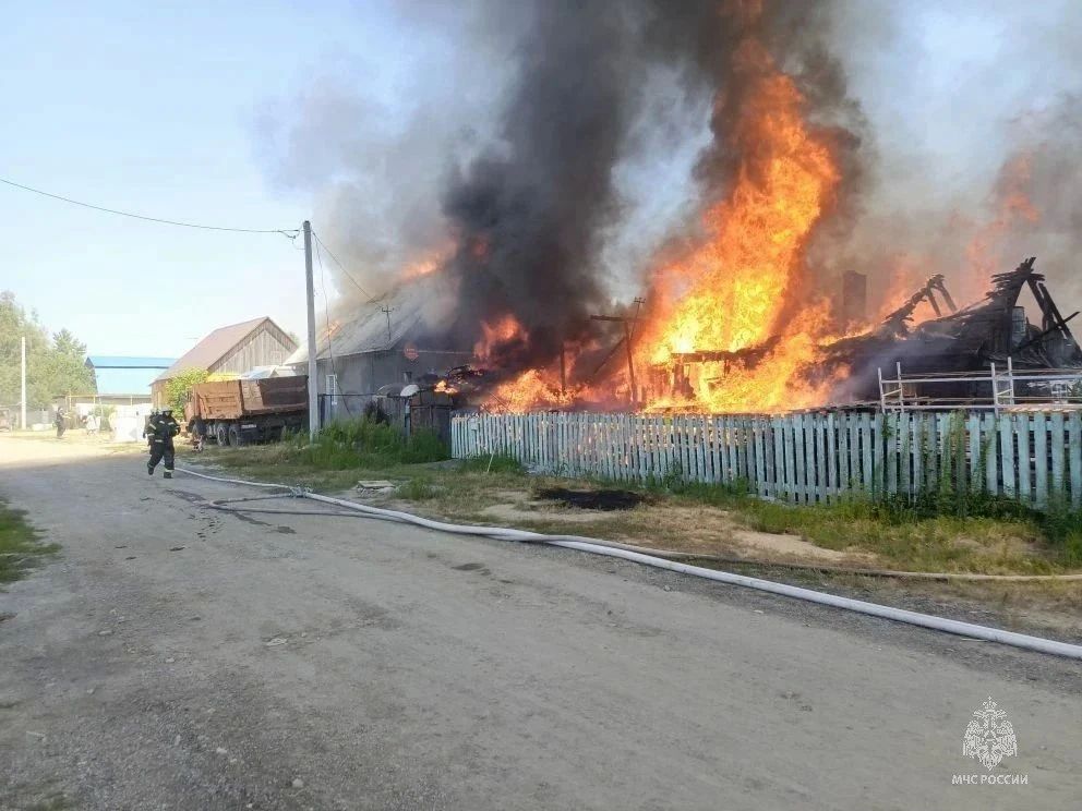 Жилые дома загорелись в барнаульском Затоне Жилые дома загорелись в барнаульском Затоне