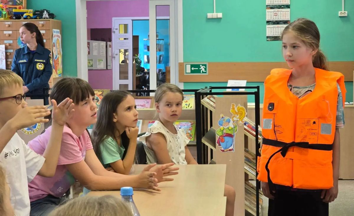 Специалисты Управления Алтайского края по делам ГОЧС и ПБ продолжают проводить обучающие занятия с детьми в пришкольных лагерях, учреждениях дополнительного образования и библиотеках Специалисты Управления Алтайского края по делам ГОЧС и ПБ продолжают проводить обучающие занятия с детьми в пришкольных лагерях, учреждениях дополнительного образования и библиотеках