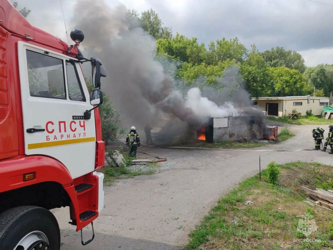 Пожар в гаражах на улице Анатолия ликвидирован Пожар в гаражах на улице Анатолия ликвидирован