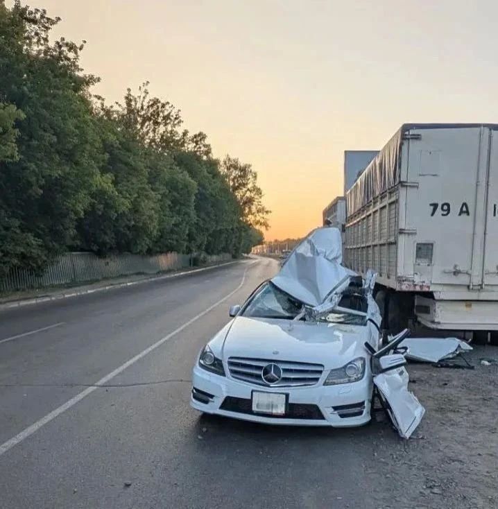 Две девушки погибли в ДТП с участием Mercedes-Benz на улице Власихинской