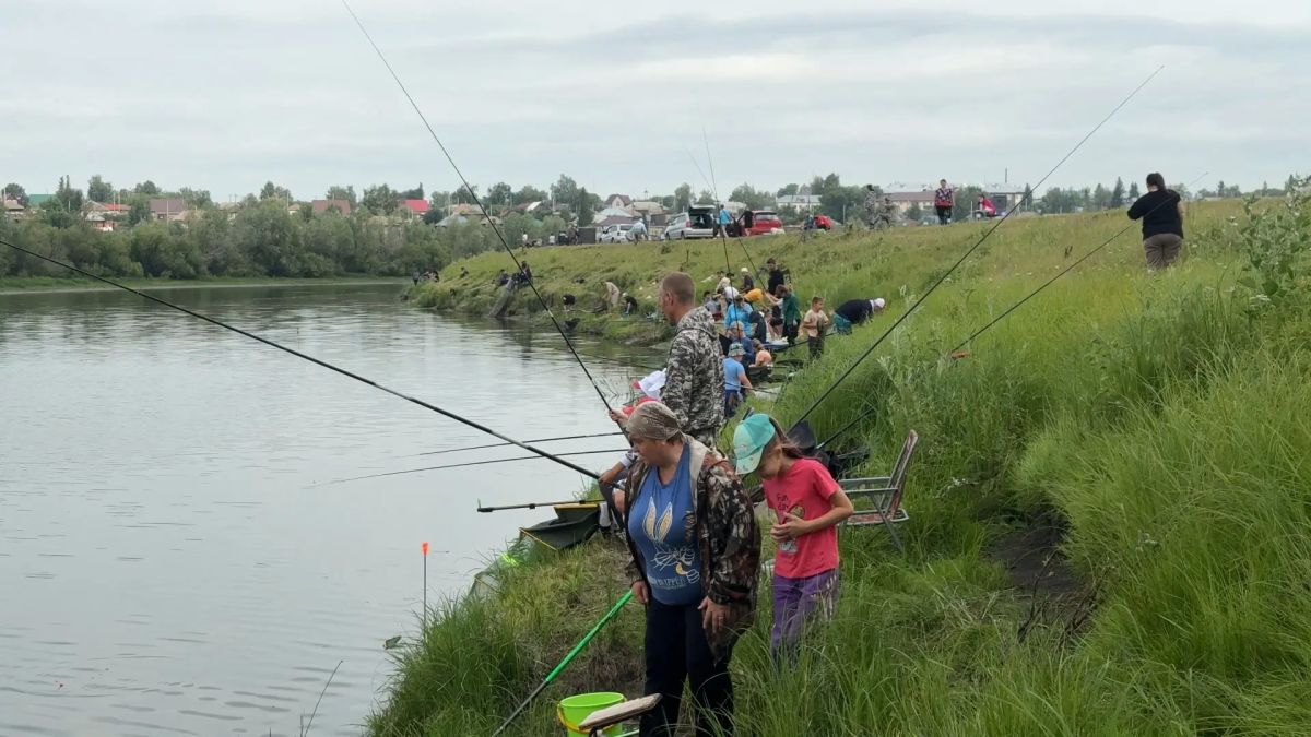 Рыбаки со всего Алтайского края соревновались в мастерстве на реке Калманке Рыбаки со всего Алтайского края соревновались в мастерстве на реке Калманке