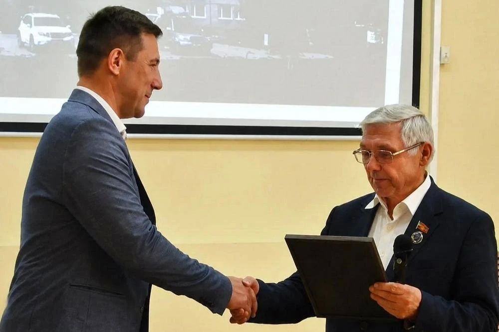 Депутаты и медики в Алейской и Заринской ЦРБ обсудили реализацию региональных проектов в сфере здравоохранения Депутаты и медики в Алейской и Заринской ЦРБ обсудили реализацию региональных проектов в сфере здравоохранения