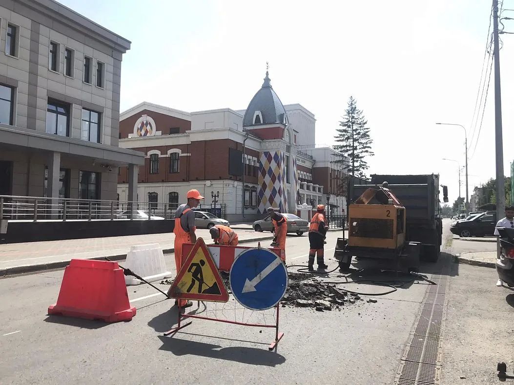 В Барнауле ремонтируют дороги и тротуары В Барнауле ремонтируют дороги и тротуары