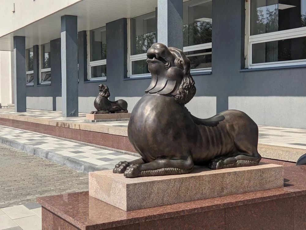 А вы знали, что у входа в здание на пр. Ленина, 156а в Барнауле стоят реплики львов из исторической части города А вы знали, что у входа в здание на пр. Ленина, 156а в Барнауле стоят реплики львов из исторической части города