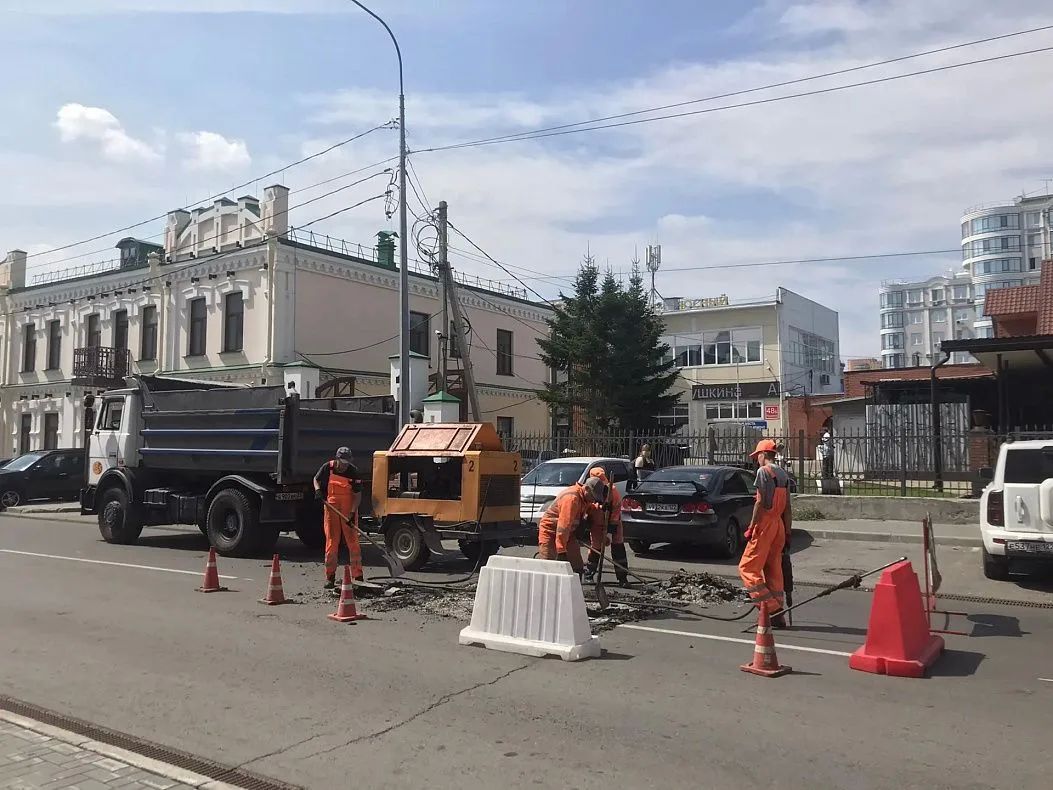 В Барнауле ремонтируют дороги и тротуары В Барнауле ремонтируют дороги и тротуары