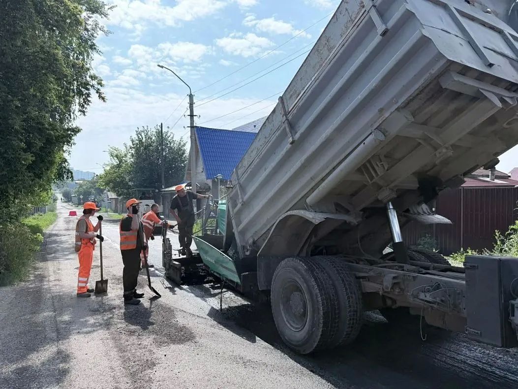 В Барнауле ремонтируют дороги и тротуары В Барнауле ремонтируют дороги и тротуары