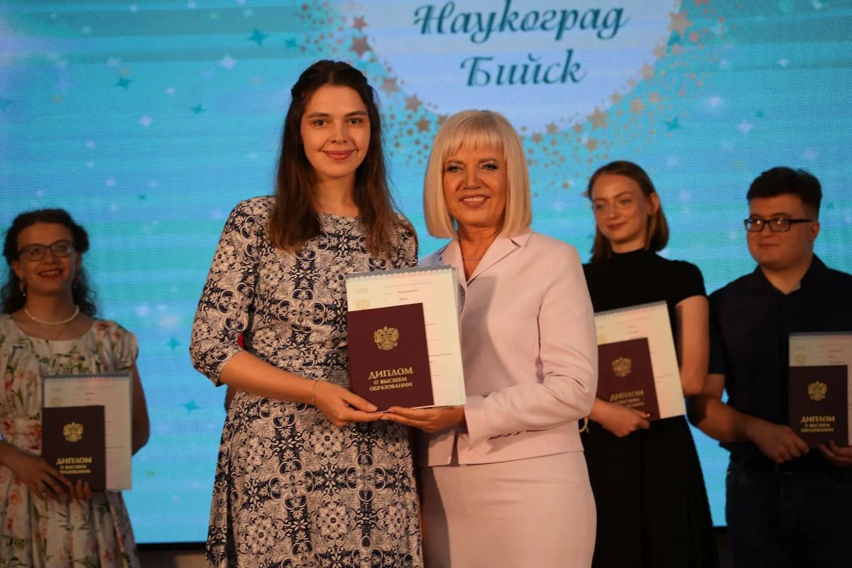 В Университете Шукшина состоялась торжественная церемония вручения дипломов В Университете Шукшина состоялась торжественная церемония вручения дипломов
