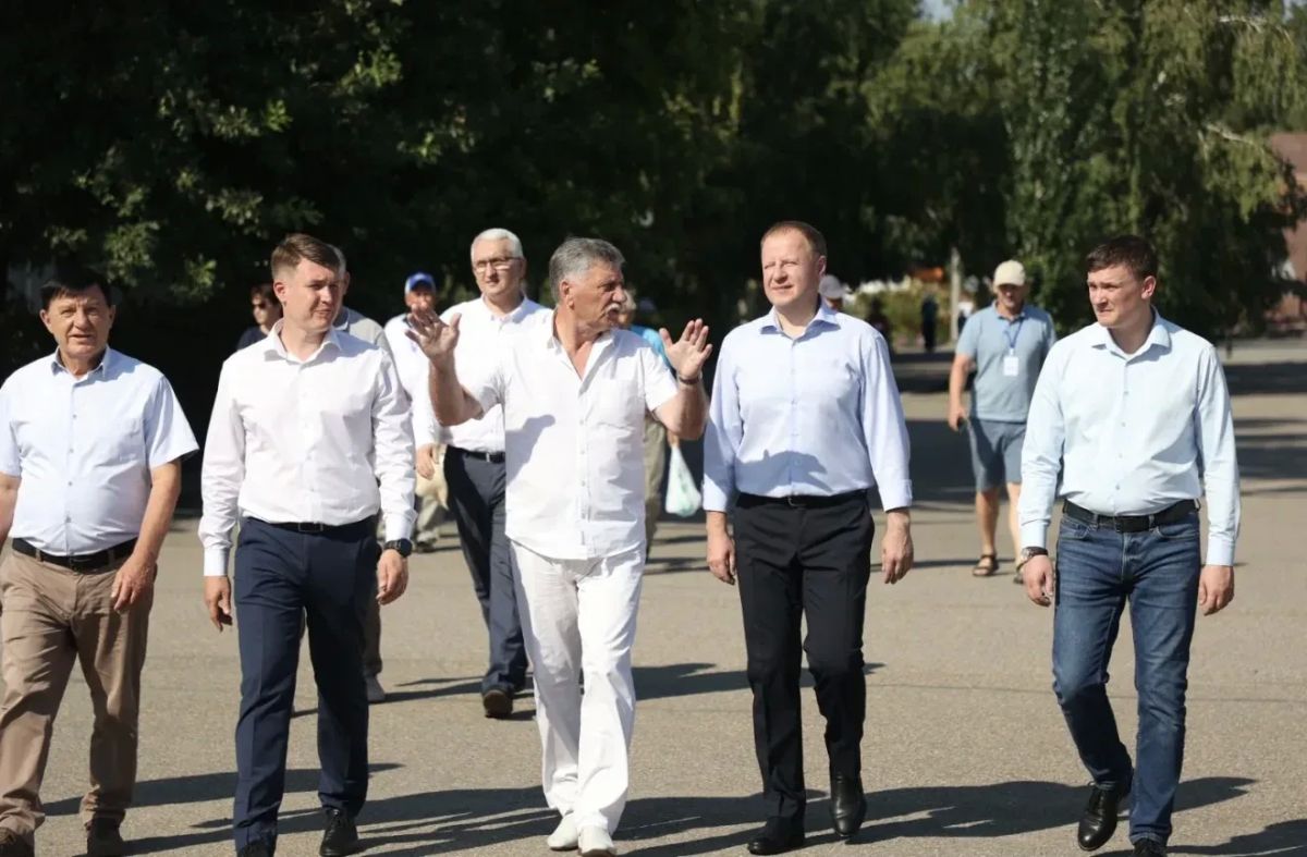 Губернатор Алтайский край Виктор Томенко обсудил с руководством Благовещенского района обновление социально значимых объектов Губернатор Алтайский край Виктор Томенко обсудил с руководством Благовещенского района обновление социально значимых объектов