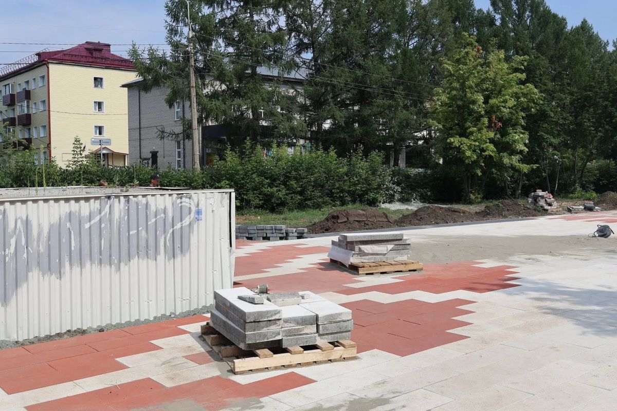 Красное, белое, серое. поселке Южном в Барнауле преображают аллею имени Чепурко Красное, белое, серое. поселке Южном в Барнауле преображают аллею имени Чепурко