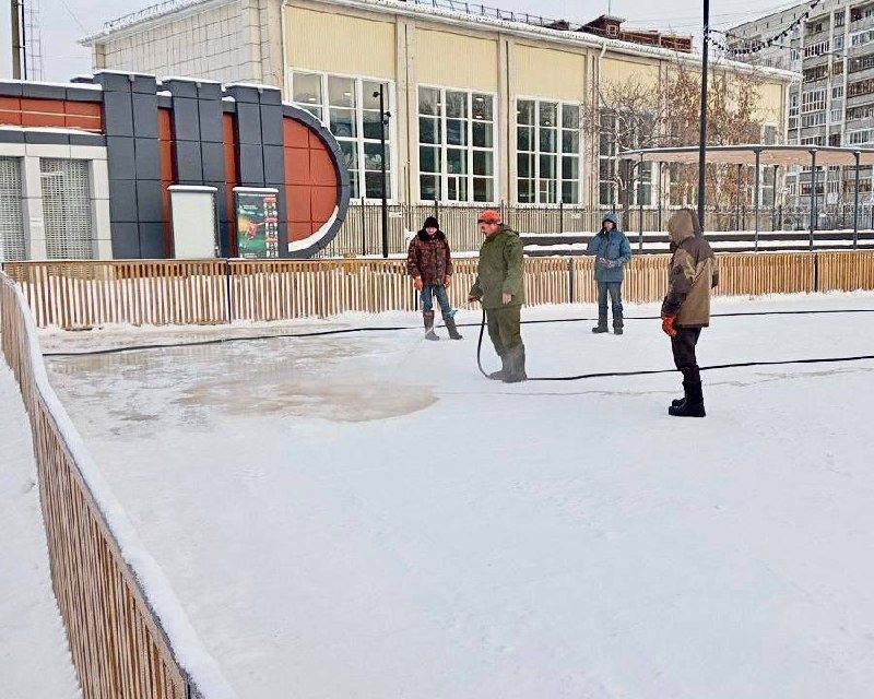 На Торговой площади лед блестит благодаря горячей воде