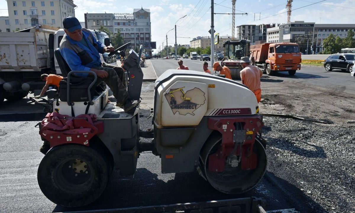 Глава города Вячеслав Франк проверил ход работ на проспекте Ленина Глава города Вячеслав Франк проверил ход работ на проспекте Ленина