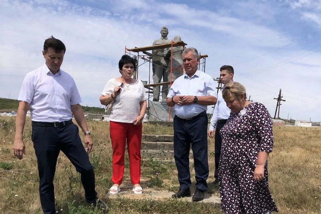 В Третьяковском районе идет ремонт мемориала землякам, погибшим в годы Великой Отечественной Войны В Третьяковском районе идет ремонт мемориала землякам, погибшим в годы Великой Отечественной Войны
