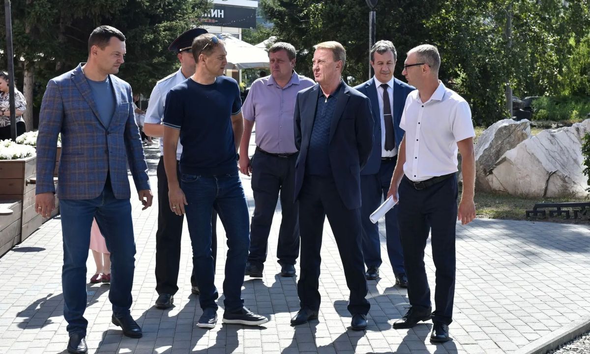 Глава города Вячеслав Франк проверил ход работ на проспекте Ленина Глава города Вячеслав Франк проверил ход работ на проспекте Ленина