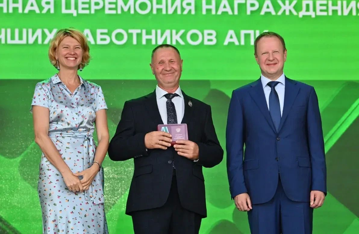 Губернатор Алтайского края Виктор Томенко и Министр сельского хозяйства Российской Федерации Оксана Лут дали старт Всероссийскому дню поля Губернатор Алтайского края Виктор Томенко и Министр сельского хозяйства Российской Федерации Оксана Лут дали старт Всероссийскому дню поля