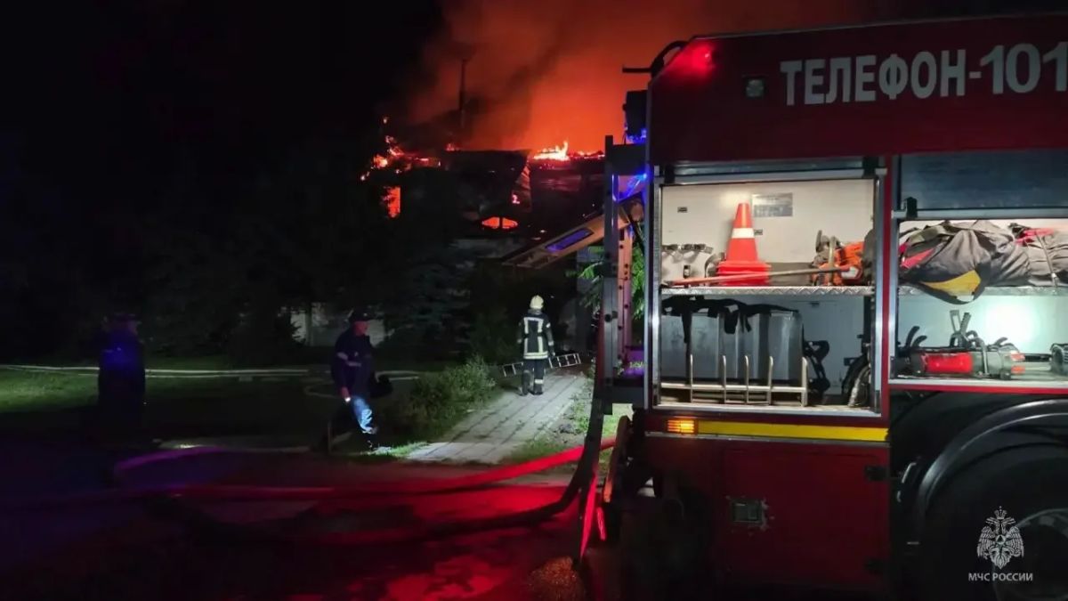 Жильцы спаслись: крупный ночной пожар в Барнауле произошёл на улице Геодезической Жильцы спаслись: крупный ночной пожар в Барнауле произошёл на улице Геодезической
