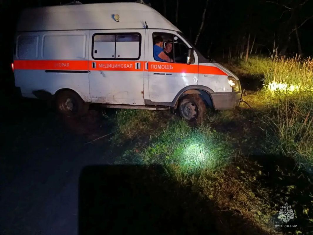 Алтайские спасатели трижды за ночь приходили на помощь застрявшей в грязи скорой
