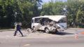 Три человека, в том числе подросток, пострадали при падении конструкции мусоровоза на автобус в Новоалтайске Алтайского края