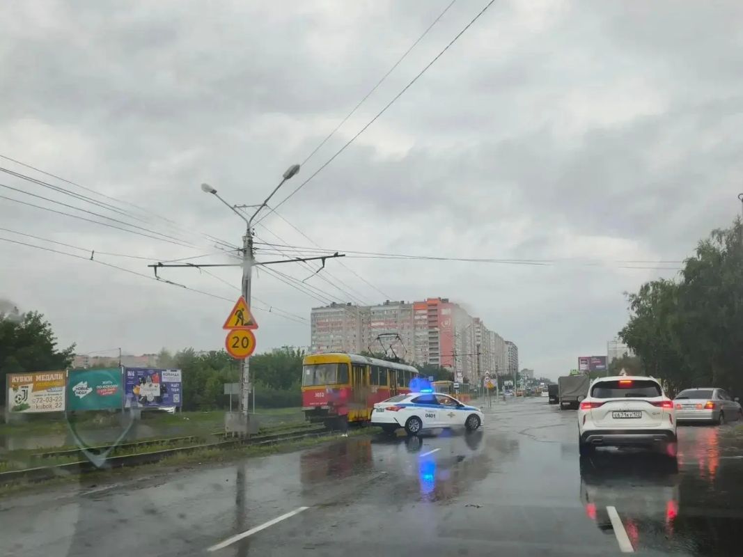 Дождь затопил дорогу на улице Попова в Барнауле: как ходит транспорт Дождь затопил дорогу на улице Попова в Барнауле: как ходит транспорт